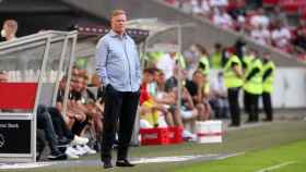 Ronald Koeman durante el amistoso ante el Stuttgart / FCB