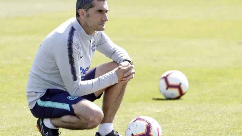 Una foto de Ernesto Valverde durante un entrenamiento del Barça / FCB