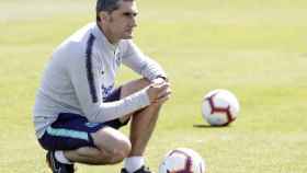 Una foto de Ernesto Valverde durante un entrenamiento del Barça / FCB