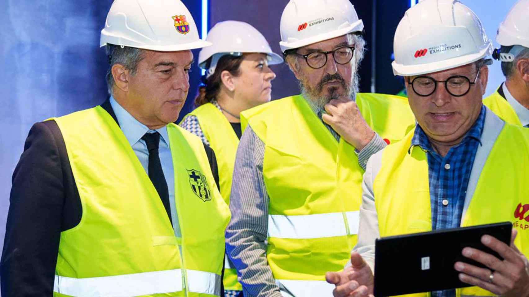 Laporta y Roures visitan las obras del museo temporal del Barça / FCB