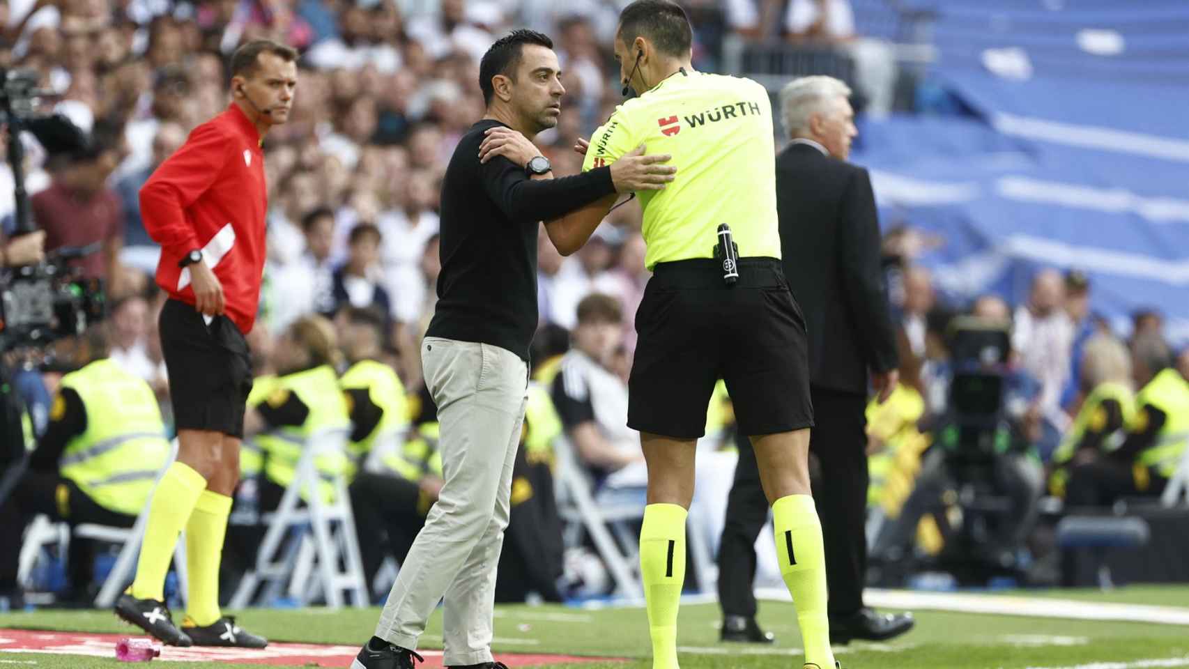 Xavi Hernández se queja a Sánchez Martínez de una decisión / EFE