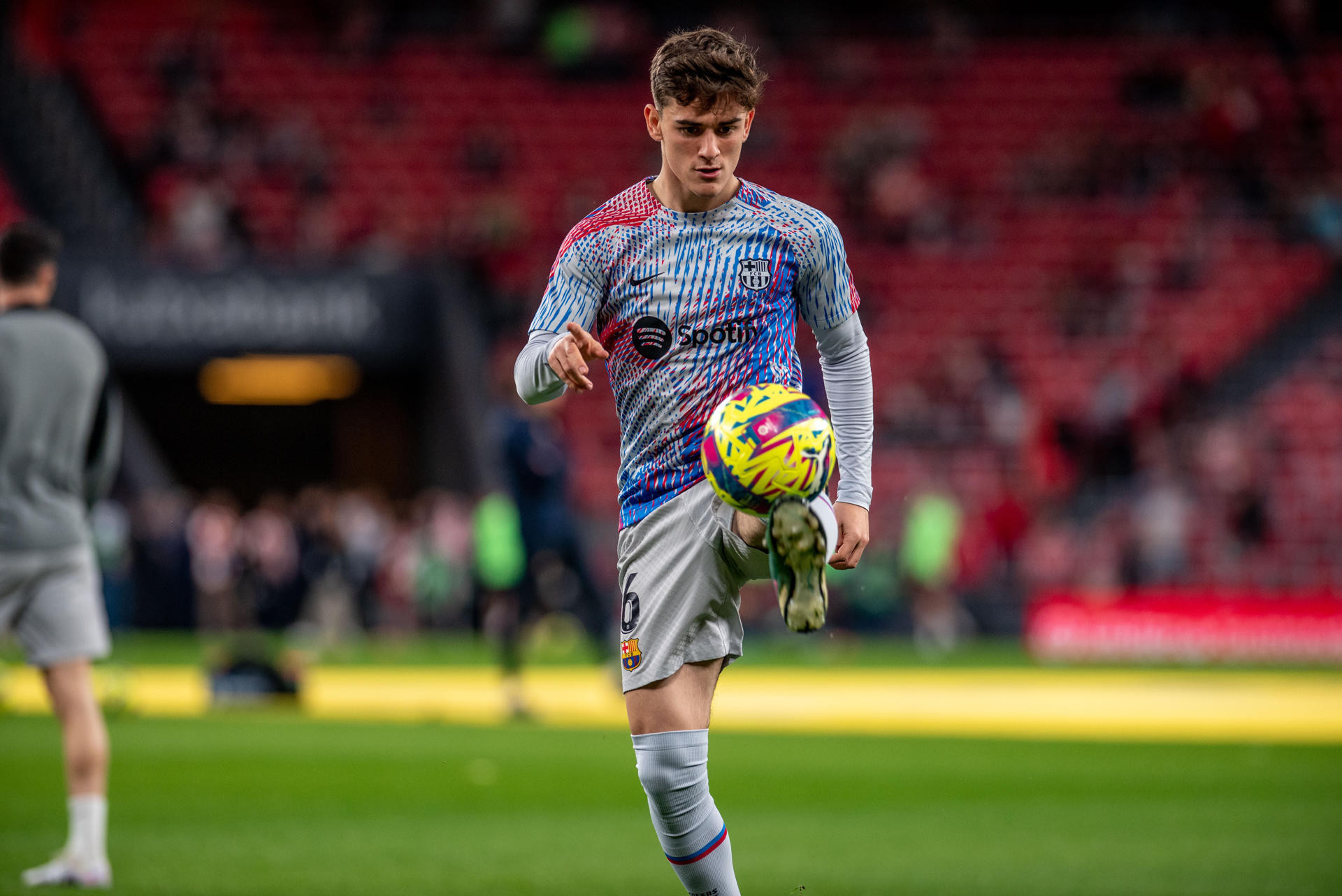 Gavi, calentando antes de un partido con el FC Barcelona esta temporada / EFE