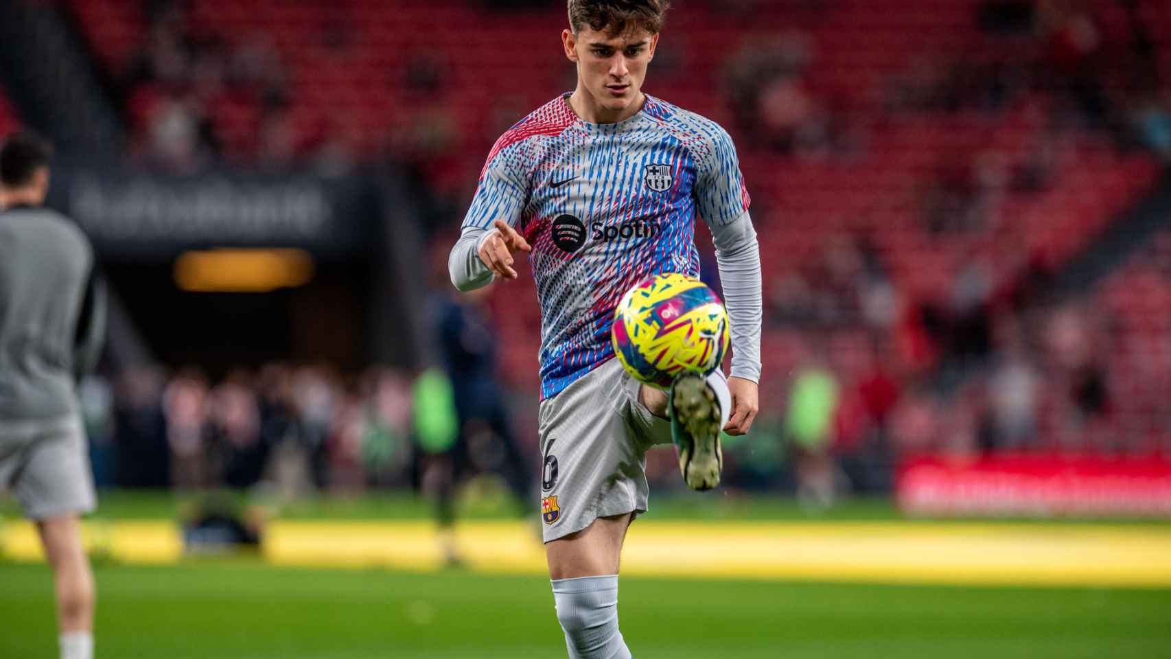 Gavi, calentando antes de un partido con el FC Barcelona esta temporada / EFE