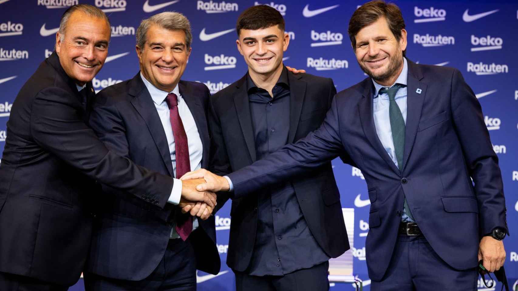 Rafa Yuste, Joan Laporta, Pedri y Mateu Alemany posan tras la renovación del futbolista canario / FCB