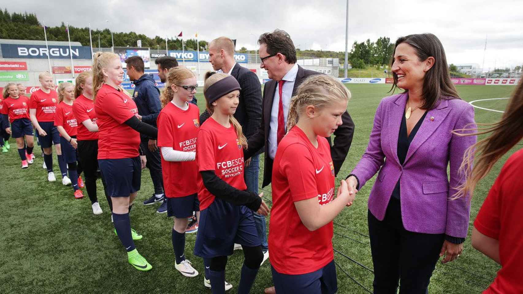 La directiva Maria Teixidor y el exfutbolista del Barça Eidur Gudjohnsen en el FCB Camp de Islandia / FCB