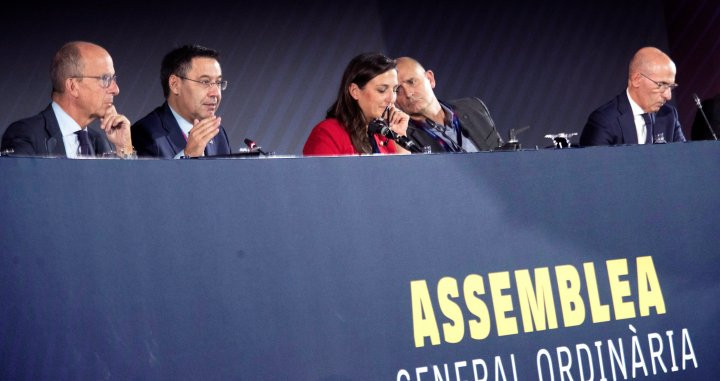 Una foto de Josep Maria Bartomeu y la directiva azulgrana en la Asamblea de Compromisarios / EFE