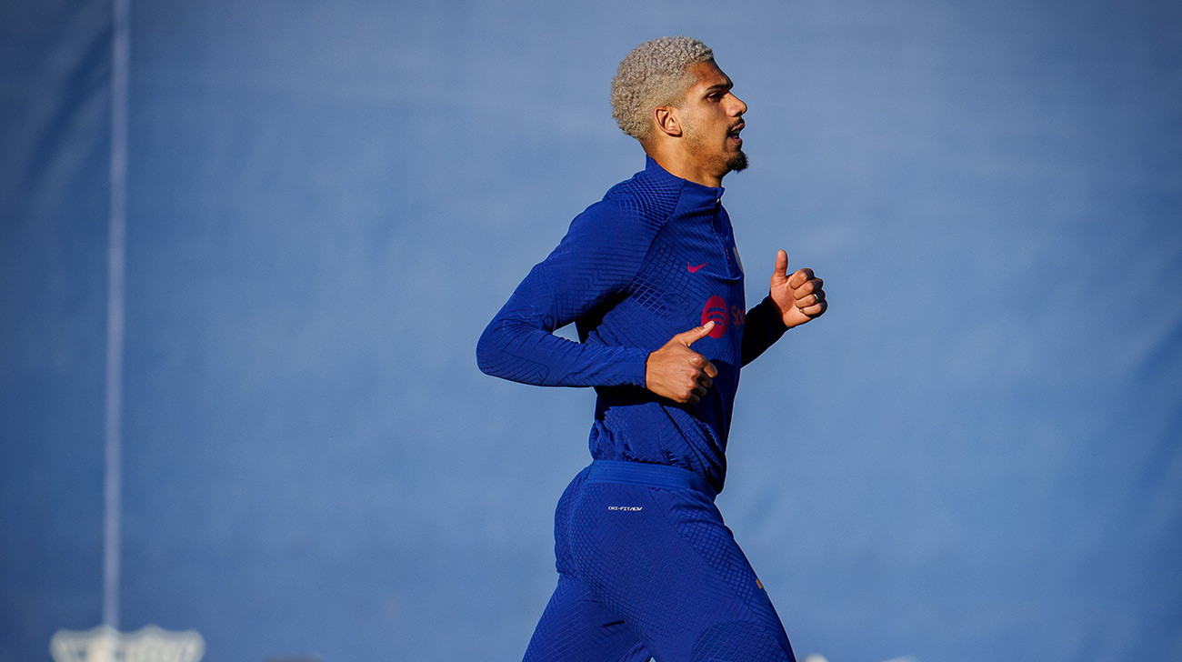 Ronald Araujo, durante un entrenamiento con el Barça en la Ciutat Esportiva / FCB