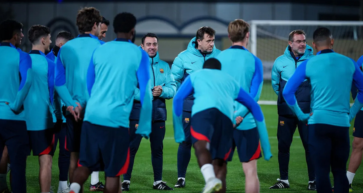 Xavi Hernández, dirigiendo un entrenamiento en la previa de la Supercopa / FCB