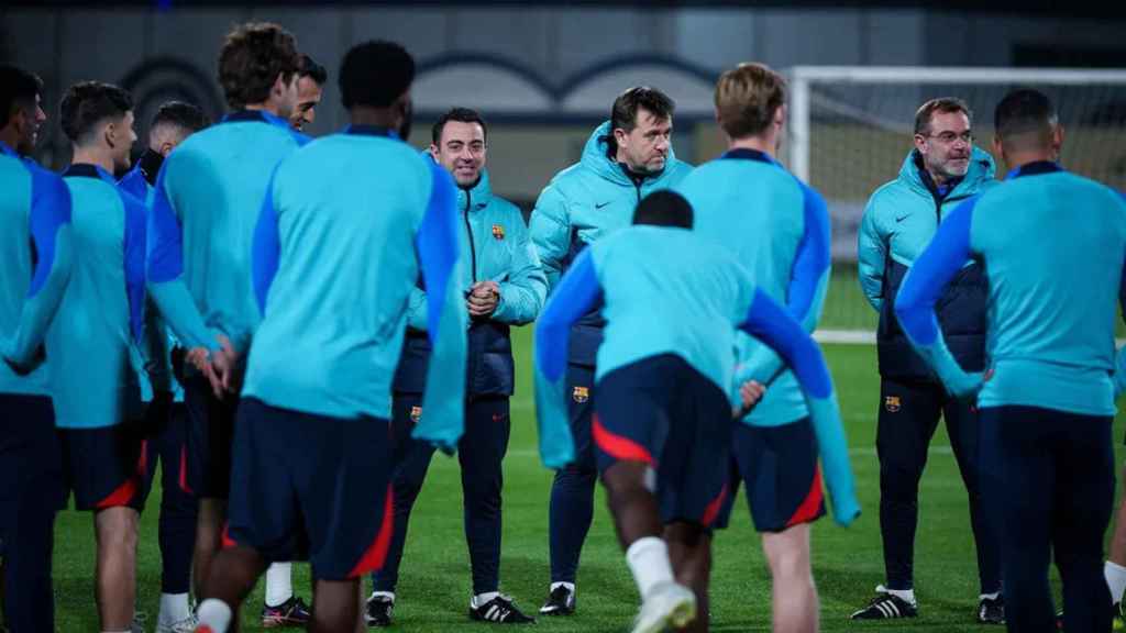 Xavi Hernández, dirigiendo un entrenamiento en la previa de la Supercopa / FCB