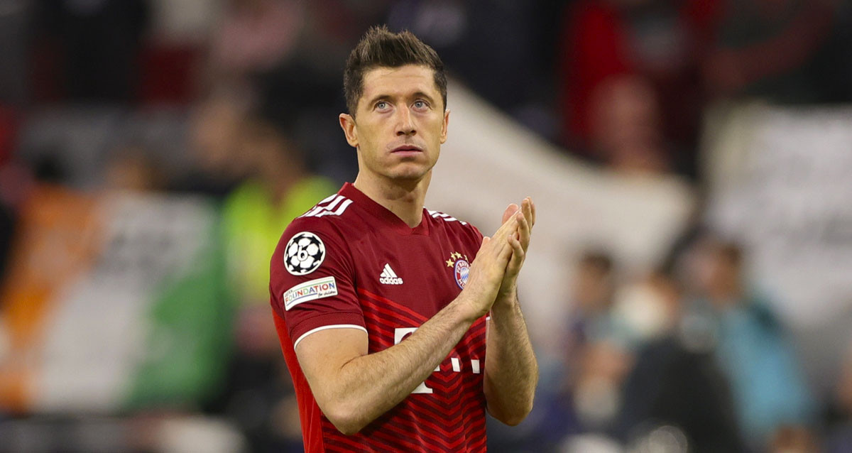 Robert Lewandowski, con semblante triste tras la eliminación del Bayern a manos del Villarreal en la Champions / EFE