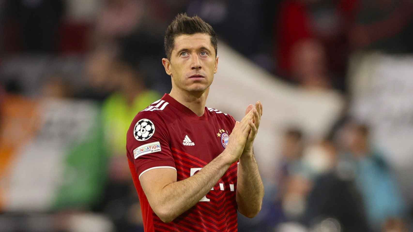 Robert Lewandowski, con semblante triste tras la eliminación del Bayern a manos del Villarreal en la Champions / EFE