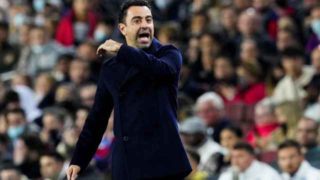 Xavi grita a sus jugadores en el Barça-Nápoles de la Europa League / EFE