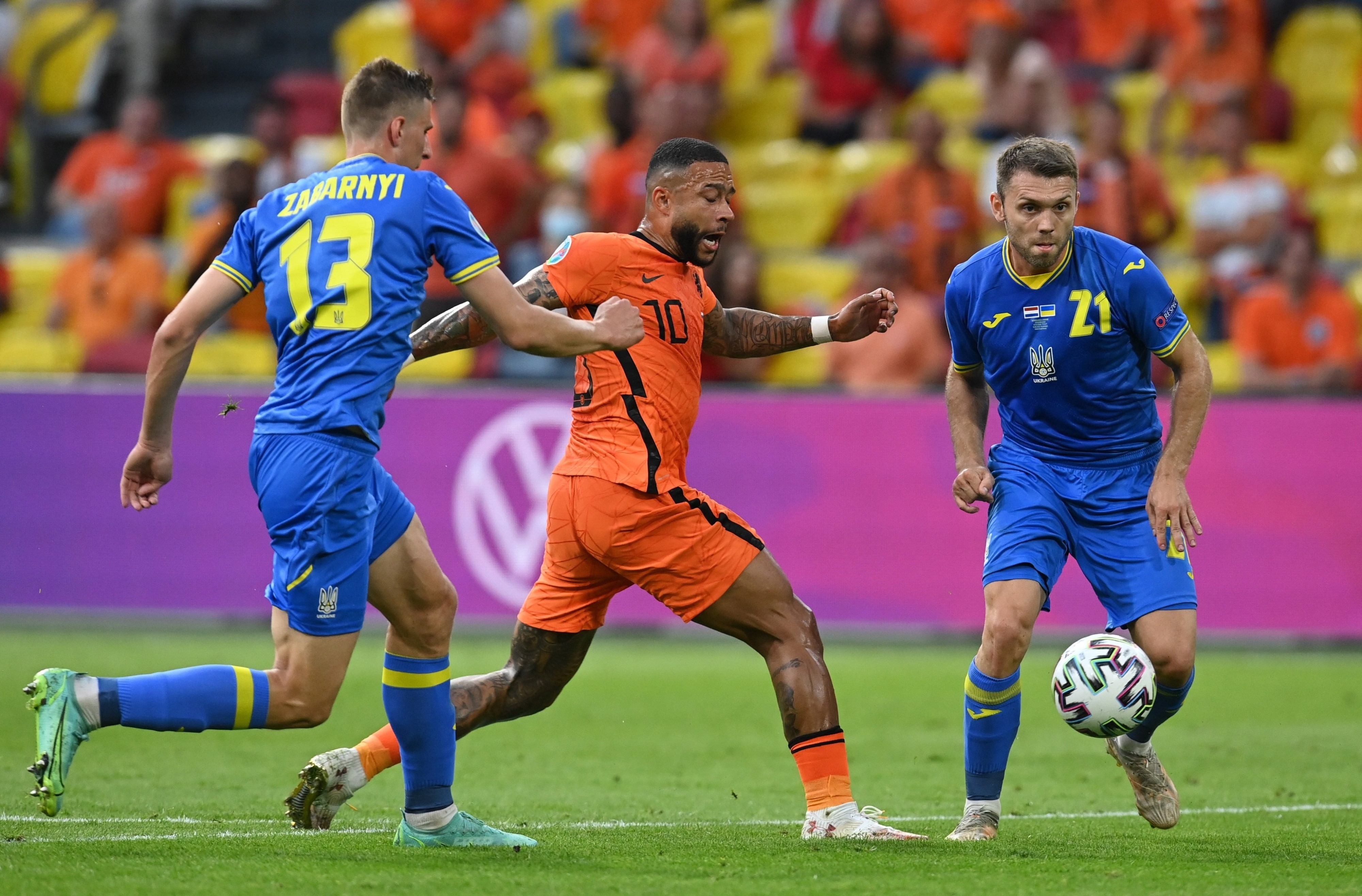 Memphis Depay luchando un balón contra Ucrania / EFE