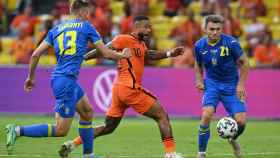 Memphis Depay luchando un balón contra Ucrania / EFE