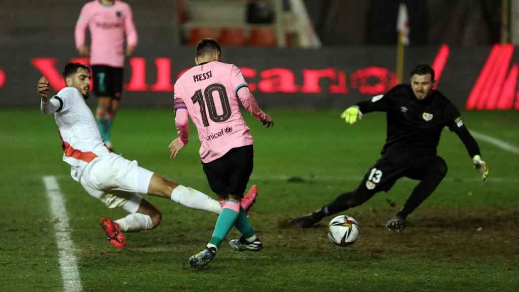 Messi ante el portero del Rayo Vallecano en la Copa del Rey / FC BARCELONA