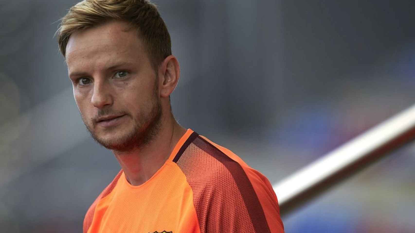 Rakitic al comienzo de un entrenamiento con el Barcelona/ EFE