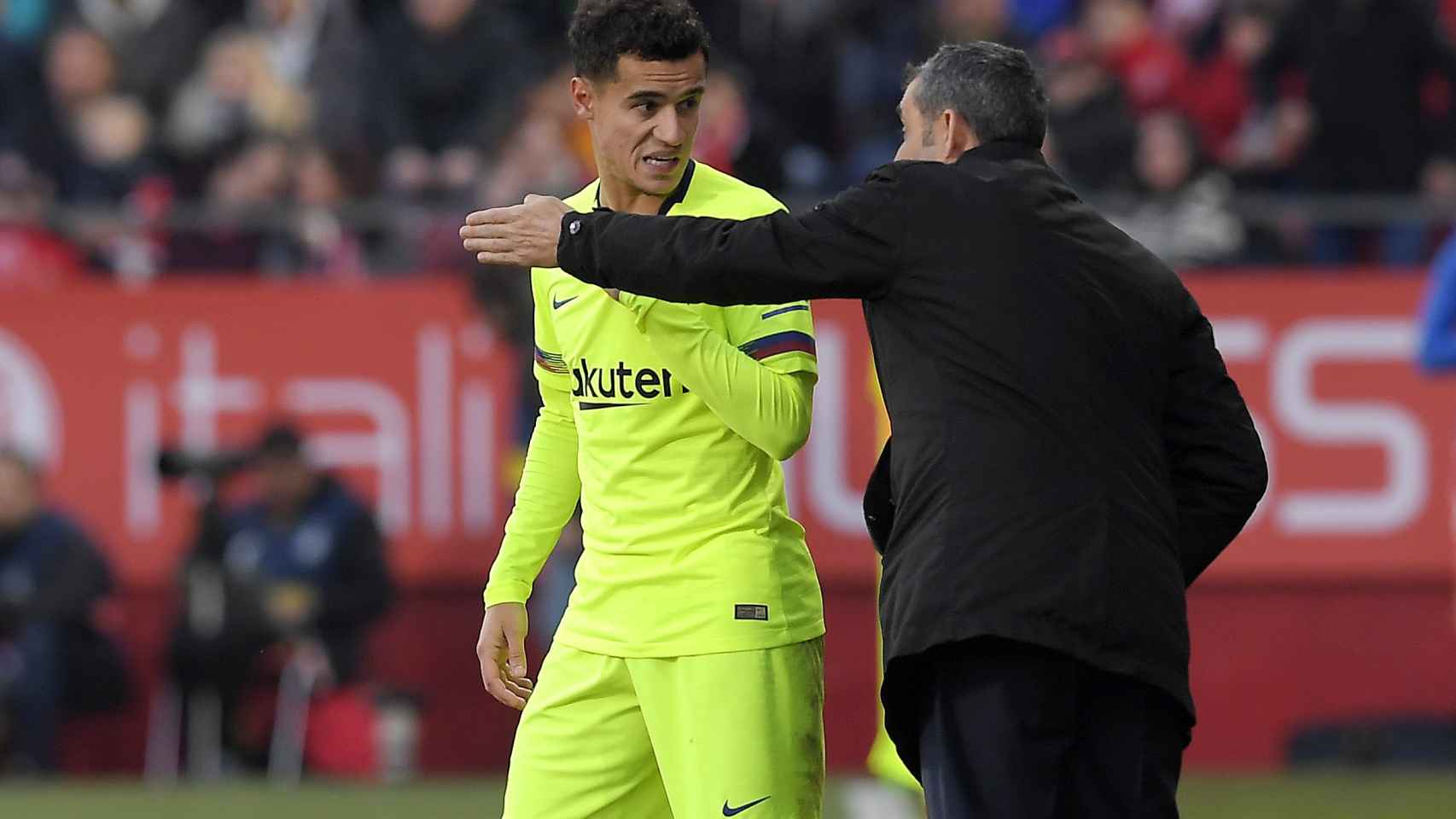 Coutinho y Valverde en Anfield durante un partido de Champions League / EFE