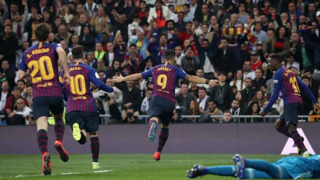 Luis Suárez y sus compañeros celebrando el 0-3 en el Santiago Bernabéu / EFE