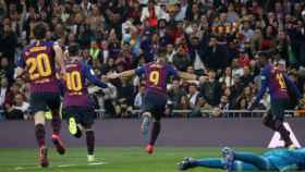 Luis Suárez y sus compañeros celebrando el 0-3 en el Santiago Bernabéu / EFE