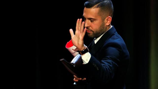 Jordi Alba con el premio de mejor deportista catalán del 2018 / EFE