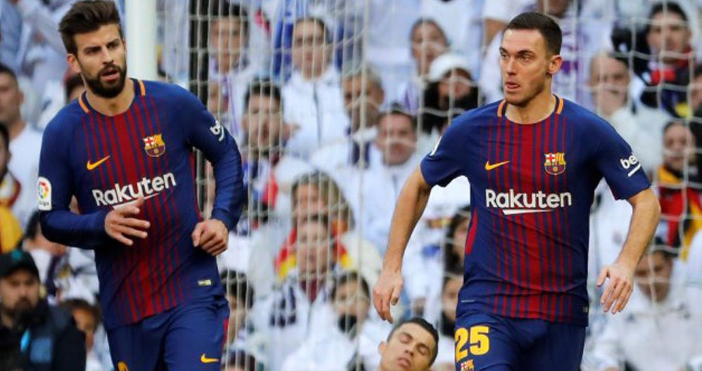 Vermaelen y Piqué en una foto de archivo en el Santiago Bernabéu / EFE