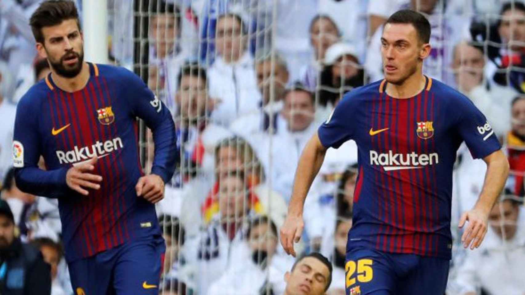 Vermaelen y Piqué en una foto de archivo en el Santiago Bernabéu / EFE