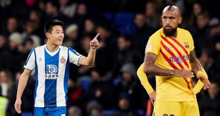 Wu Lei celebrando su gol contra el Barça / EFE