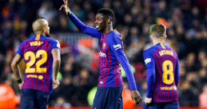 Dembelé celebrando el gol con Arthur y Arturo Vidal / EFE