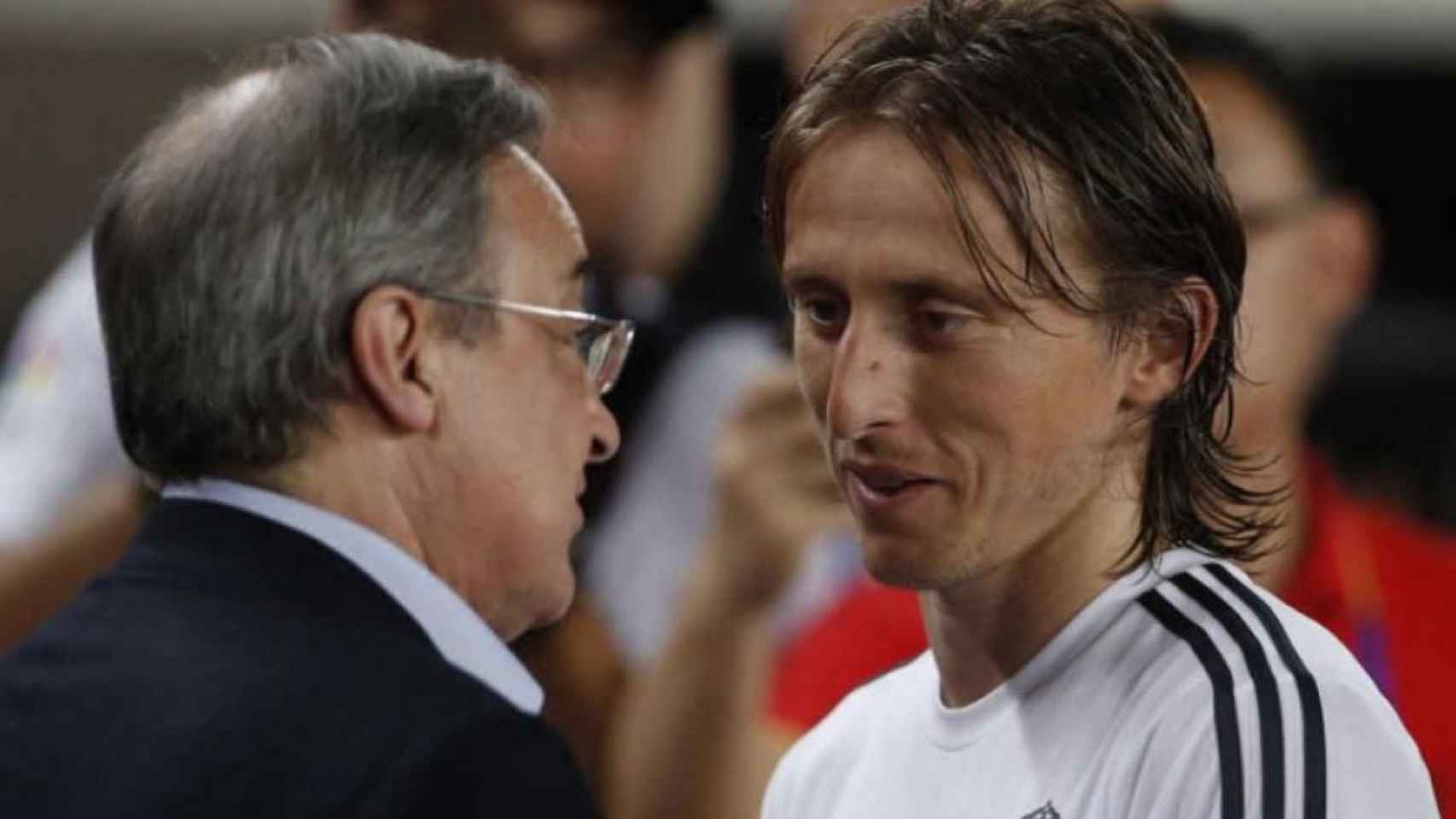 Modric, junto a Florentino Pérez en una imagen de archivo | EFE