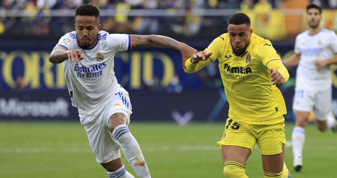 Eder Militao, en una acción defensiva del cruce entre Villarreal y Real Madrid / EFE