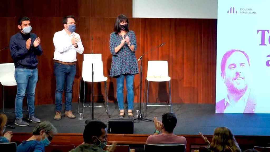 La alcaldesa de Vilanova, Olga Arnau (d), junto al actual presidente de la Generalitat, Pere Aragonès (c), y el exconsejero Chakir El Homrani (i) en un acto de ERC / EP