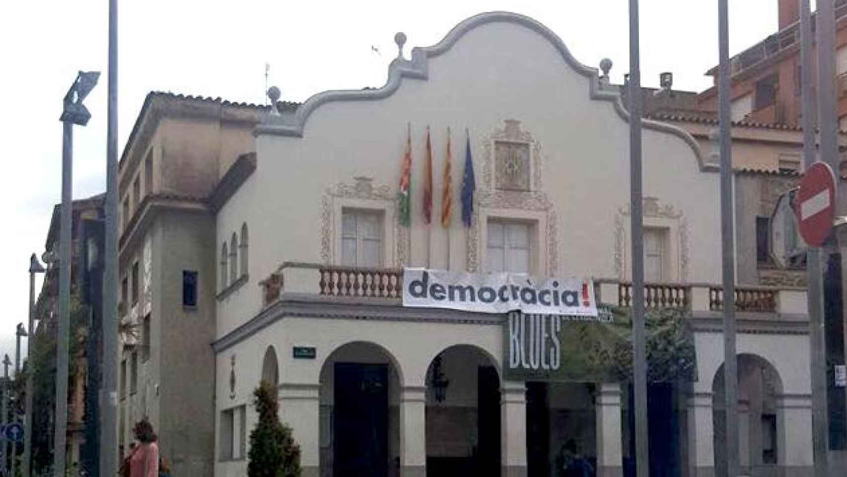 El Ayuntamiento de Cerdanyola del Vallès con la bandera española este miércoles / CG