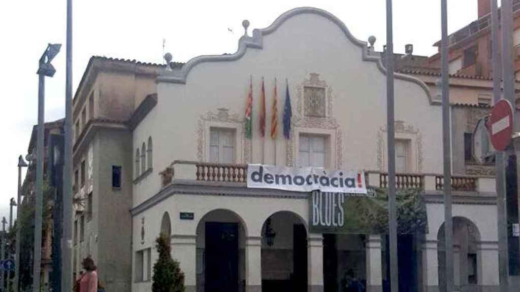 El Ayuntamiento de Cerdanyola del Vallès con la bandera española este miércoles / CG