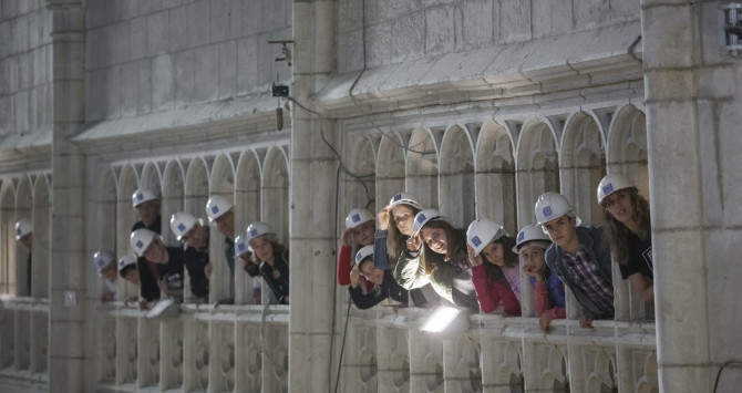 Jóvenes durante una visita a la Catedral de Santa María / ALAVATURISMO.EUS