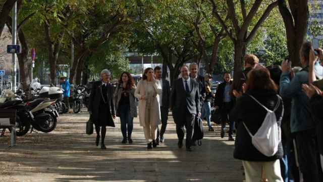 Colau llega a la Ciutat de la Justícia junto a la teniente de alcalde Laura Pérez y al concejal Marc Serra, y sus abogados Olga Tubau y Àlex Solà / DAVID ZORRAKINO - EUROPA PRESS