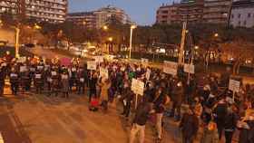 Vecinos y familiares de alumnos de la escuela Mas Casanovas, reclamando que se reubique el albergue de toxicómanos que el Ayuntamiento de Barcelona podrá junto al colegio / CG