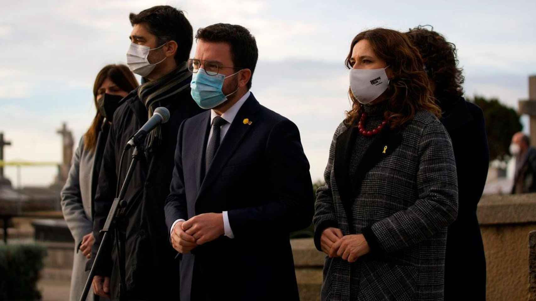 Pere Aragonès (c), presidente catalán, en la tumba del president Macià en Barcelona / EP