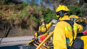 Efectivos antiincendios durante un fuego el verano pasado / EP