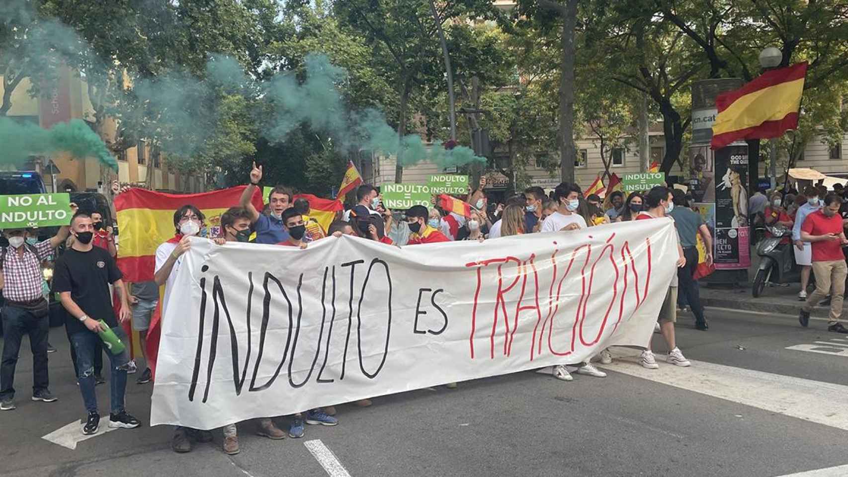 Unas 200 personas protestan en la plaza Artós en contra de los indultos / EP