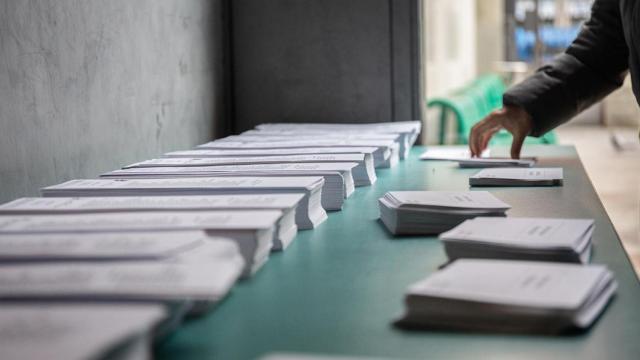 Un votante elige la papeleta de su partido / EP