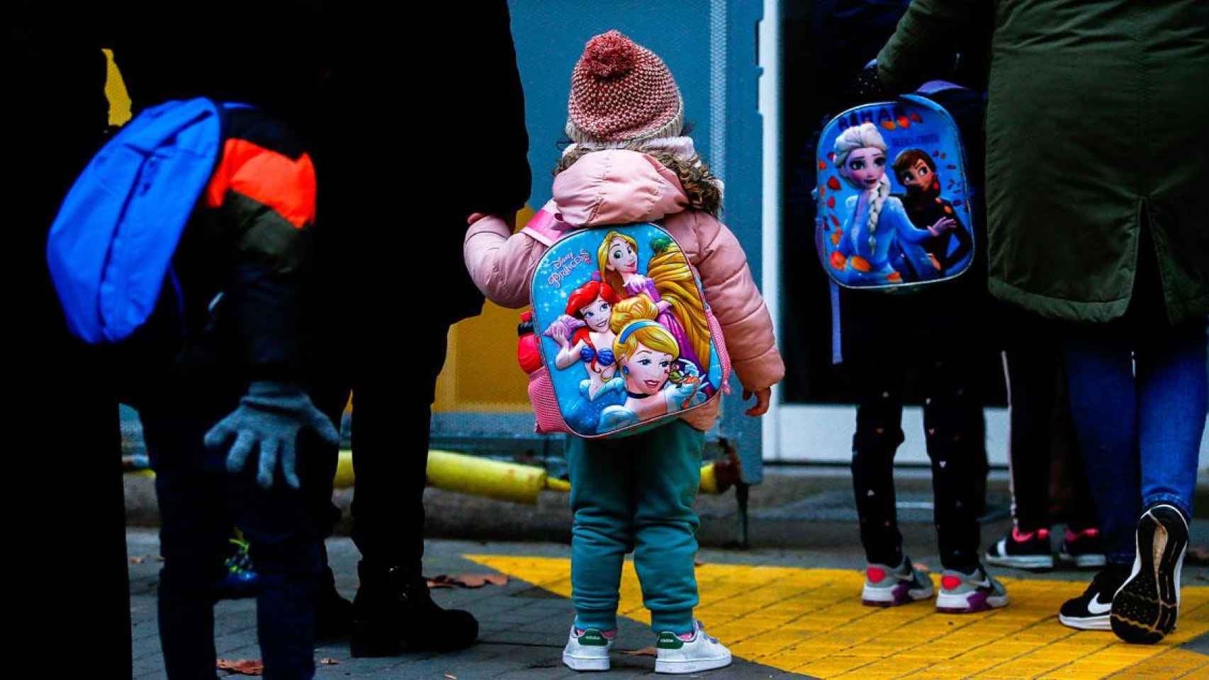 Imagen de un menor abrigado antes de entrar en el colegio / EFE