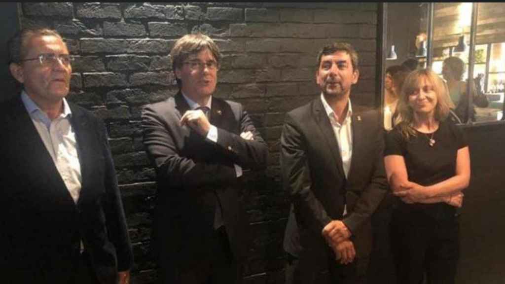 Carles Puigdemont (2i) junto a Joan Canadell (2d), presidente de la Cámara de Comercio de Barcelona y ganador de la segunda vuelta de las primarias de JxCat / CG