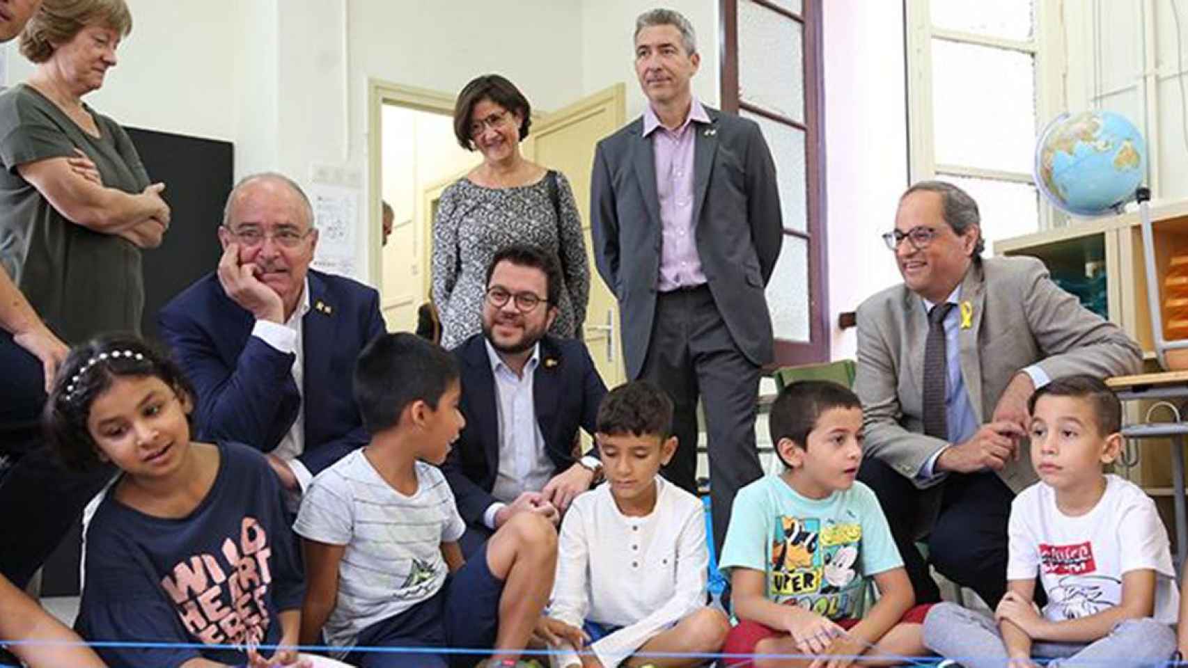 El expresidente Quim Torra, el vicepresidente Pere Aragonès y el consejero de Enseñanza Josep Bargalló, durante una visita a la escuela Francesc Macià de Barcelona / JORDI BEDMAR