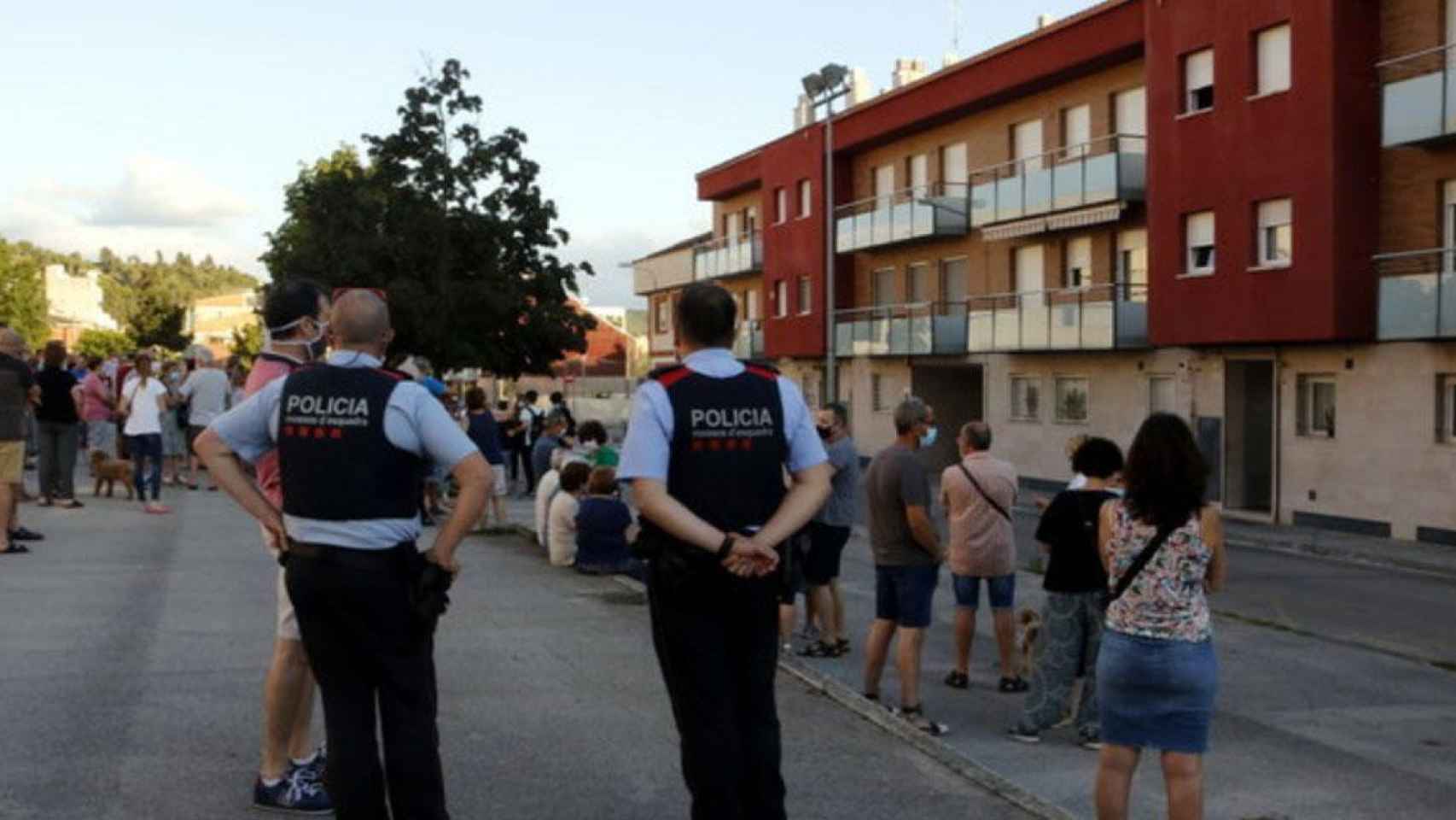 Protesta de vecinos en Sant Vicenç de Castellet, Barcelona, contra las okupaciones / 324