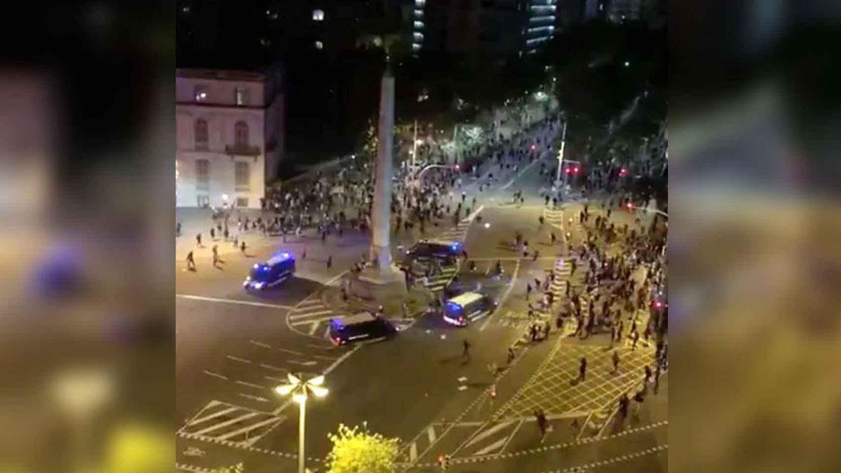 Coches de los Mossos entre los manifestantes violentos independentistas / CG