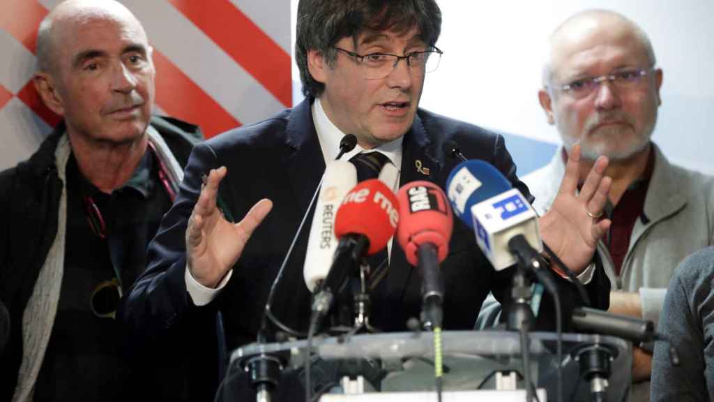 Carles Puigdemont, en Bruselas, con su llamada a todas las fuerzas democráticas / EFE