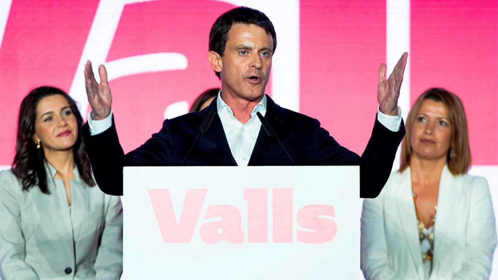 Manuel Valls (c), acompañado por la diputada de Ciudadanos Inés Arrimadas (i) y Eva Parera, en una charla política / EFE