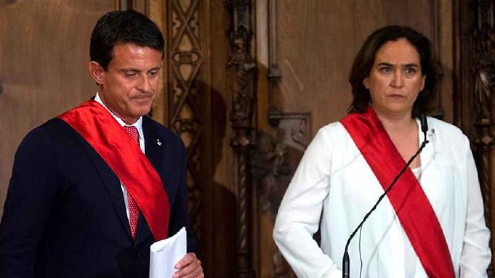 La alcaldesa de Barcelona, Ada Colau junto al concejal de Barcelona pel Canvi-Cs Manuel Valls / EFE