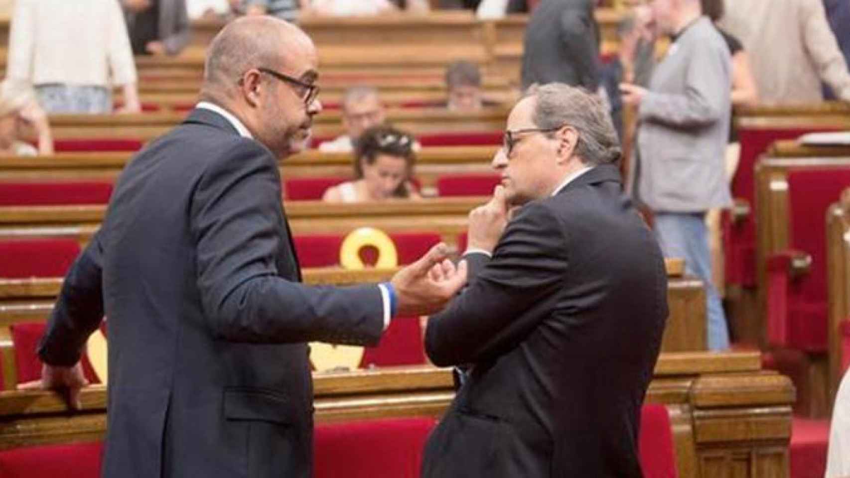 El consejero de Interior, Miquel Buch (i) habla con el presidente de la Generalitat de Cataluña, Quim Torra (d), en una imagen de archivo