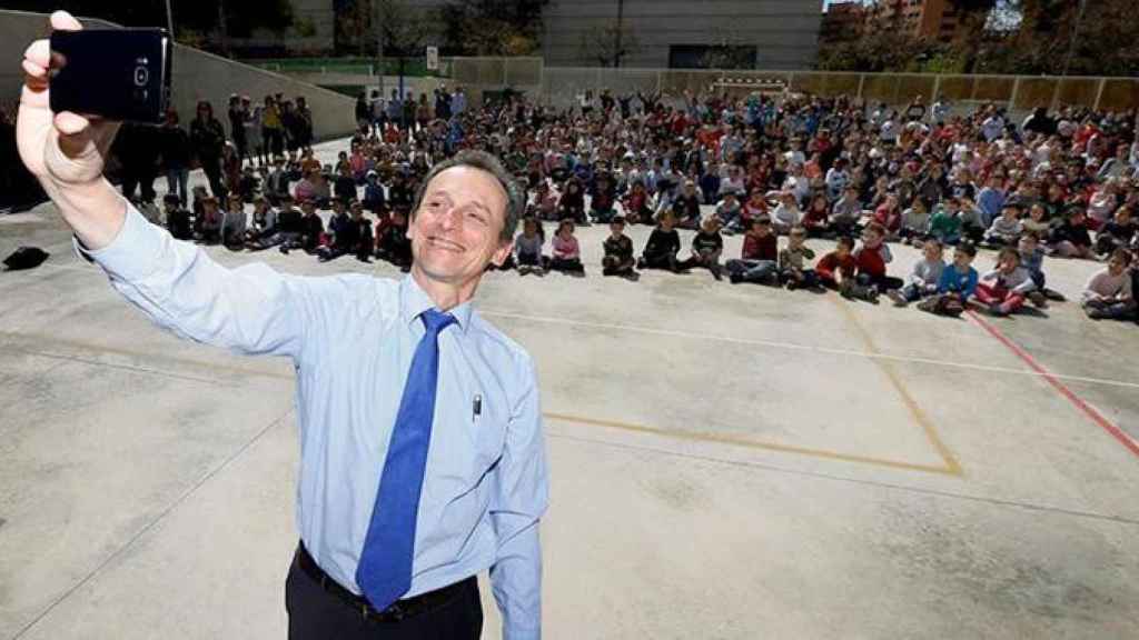 Pdero Duque, ministro de Ciencia, en una escuela / EFE